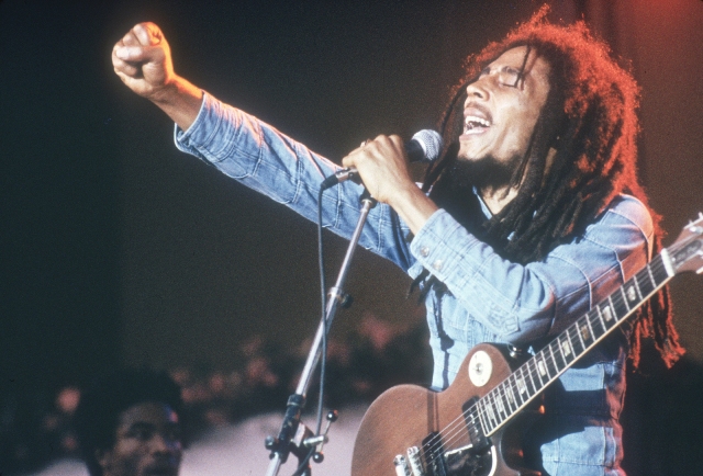 "Dünyayı daha kötü hale getirmeye çalışan insanlar bir gün bile tatil yapmıyor, ben nasıl yapayım! Karanlığa Işık Tutun!!" Bob Marley